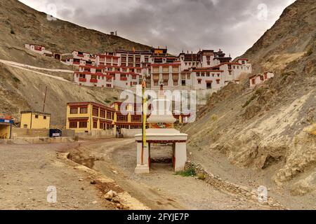 Monastero di Rizong con vista sui montians dell'Himalaya - è un famoso tempio buddista in, Leh, Ladakh, Jammu e Kashmir, India. Foto Stock