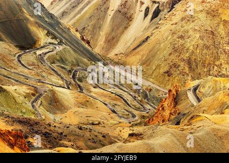 Vista aerea della strada a zigzag - conosciuta come strada jilabi al vecchio percorso di Leh Srinagar Highway, Ladakh, Jammu e Kashmir, India Foto Stock