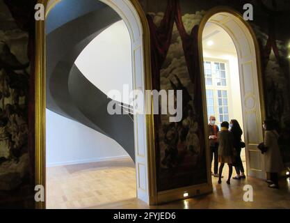 Parigi, Francia. 25 Maggio 2021. Vista dalla sala da ballo Wedel alla scalinata di recente progettazione del Museo Carnavalet, che aprirà le sue porte nel 29.05.2021 dopo più di quattro anni di lavori di ristrutturazione e ristrutturazione. E' dedicato alla storia della capitale francese - a partire dalle sue origini, che risalgono a oltre 2000 anni fa, fino ad oggi. Fondato nel 1880, è il più antico museo della città. Credit: Sabine Glaubitz/dpa/Alamy Live News Foto Stock