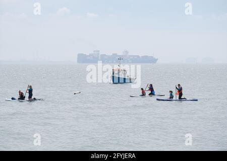 Southend su Sea Essex, Regno Unito. 28 maggio 2021. I visitatori di Southend on Sea in Essex godono l'inizio del previsto Week-end Warm Bank Holiday Credit: MARTIN DALTON/Alamy Live News Foto Stock