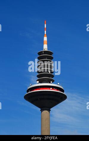 La torre della televisione di Francoforte contro un cielo blu. Foto Stock