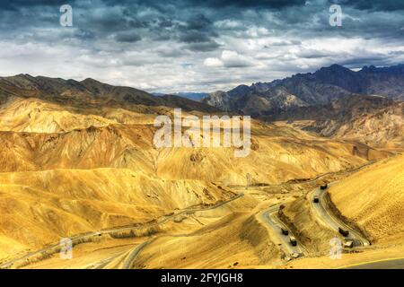 Vista aerea della strada a zigzag - conosciuta come strada jilabi al vecchio percorso di Leh Srinagar Highway, Ladakh, Jammu e Kashmir, India Foto Stock