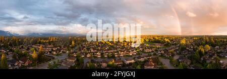 vista di un quartiere suburbano durante un vivace e colorato tramonto Foto Stock