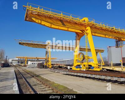 Gru a carroponte di fabbrica con fascio elettromagnetico su un fascio giallo. Primo piano Foto Stock