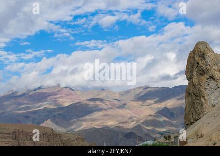 Ombre di nuvole sulle montagne dell'Himalaya a Mulbek, Ladakh. Cielo blu con nuvole bianche sullo sfondo. Foto Stock