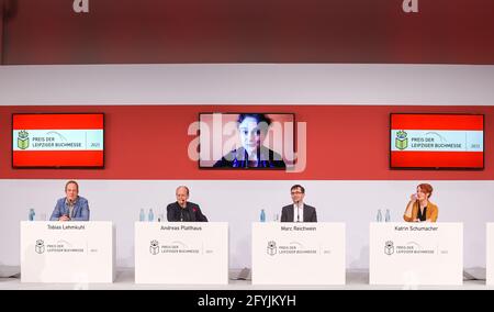 28 maggio 2021, Sassonia, Lipsia: Iris Hanika (centro), scrittore, ringrazia i membri della giuria (l-r) Tobias Lehmkuhl, Andreas Platthaus, Marc Reichwein e Katrin Schumacher, tra gli altri, in una videoconferenza dopo aver ricevuto il premio Leipzig Book Fair. La 58-year-old è stata onorata nella categoria di fiction per il suo romanzo 'le camere di Echo'. In seguito alla rinnovata cancellazione della fiera del libro, la cerimonia di premiazione si è svolta alle condizioni di Corona nell'ambito di un'edizione speciale del festival di lettura "Leipzig Lest". La giuria era sul posto a Lipsia, i candidati sono stati collegati via video. Il Leip Foto Stock