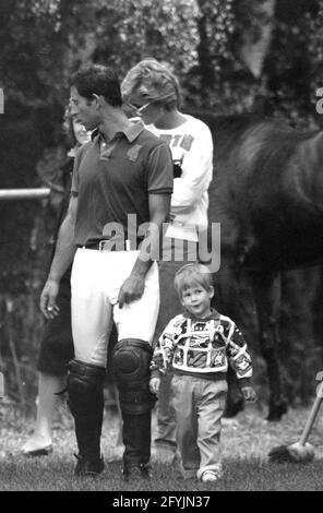 11.05.1987 Principe e Principessa di Galles con il figlio William e Harry al polo di Berkshire, Regno Unito Foto Stock