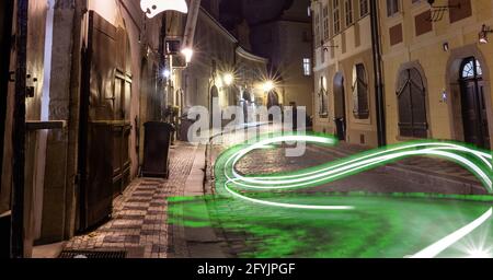 Composizione della rete di sentieri a luce verde e collegamenti oltre strada di notte Foto Stock