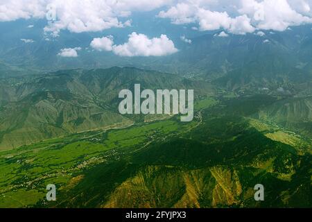 Vista aerea di Leh Ladakh, paesaggio verde con cime di montagna e fiume Indus che scorre sotto, cielo con le nuvole sullo sfondo, Ladakh, Jammu e Kash Foto Stock