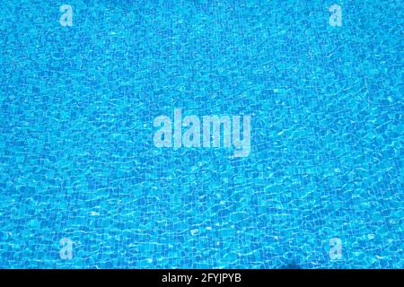 piscina e flusso con le onde sfondo Foto Stock