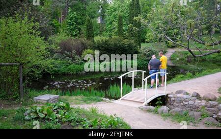 Due uomini al laghetto nel Parco Naturale di Pakrovska a Ogre Lettonia Foto Stock