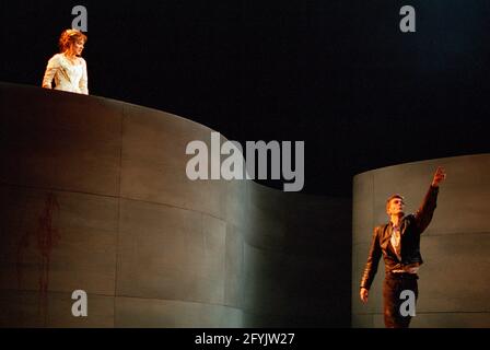 balcony scene: Alexandra Gilbreath (Juliet), David Tennant (Romeo) in ROMEO E JULIET di Shakespeare alla Royal Shakespeare Company (RSC), Royal Shakespeare Theatre, Stratford-upon-Avon 05/07/2000 music: Stephen Warbeck design: Tom Piper illuminazione: Chris Davey combatte: Terry King movimento: Liz Ranyken regista: Michael Boyken Foto Stock