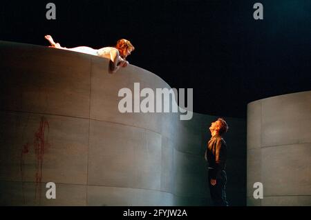 balcony scene: Alexandra Gilbreath (Juliet), David Tennant (Romeo) in ROMEO E JULIET di Shakespeare alla Royal Shakespeare Company (RSC), Royal Shakespeare Theatre, Stratford-upon-Avon 05/07/2000 music: Stephen Warbeck design: Tom Piper illuminazione: Chris Davey combatte: Terry King movimento: Liz Ranyken regista: Michael Boyken Foto Stock