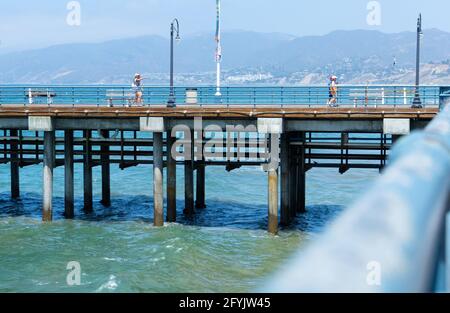 I turisti camminano lungo il Molo di Santa Monica a Santa Monica, California, USA Foto Stock