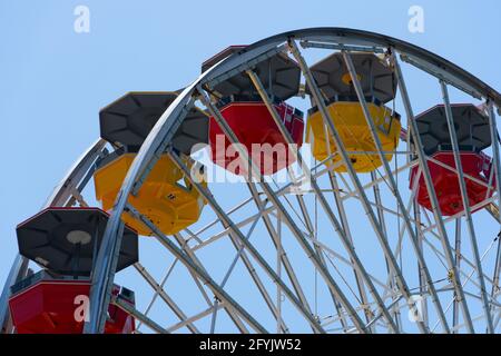 Foto ravvicinata della ruota panoramica nel Pacific Park sul molo di Santa Monica, a Santa Monica, California, USA Foto Stock