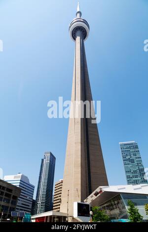 La CN Tower nel centro di Toronto, Ontario, Canada. Le piattaforme di osservazione della torre sul livello panoramico e Sky Pod offrono vedute della città. Foto Stock