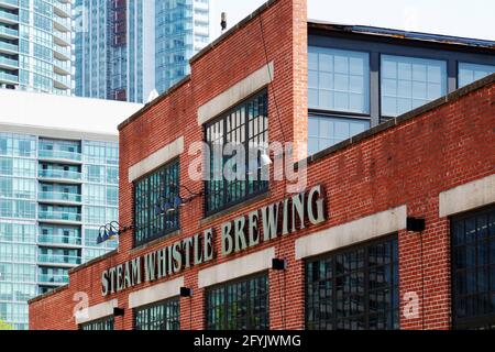 Facciata di Steam Whistle Brewing a Toronto, Ontario, Canada. La fabbrica di birra artigianale si trova al Roundhouse nel centro di Toronto. Foto Stock