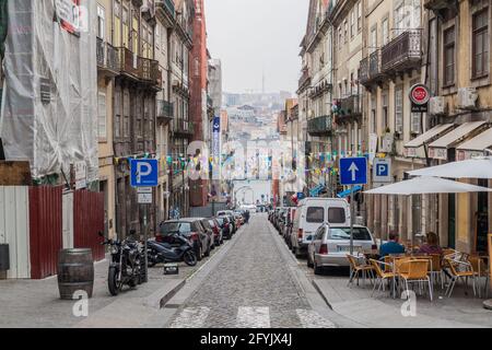 PORTO, PORTOGALLO - 17 OTTOBRE 2017: Strada ripida a Porto, Portogallo Foto Stock