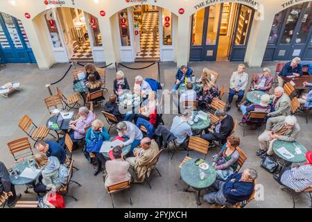 LONDRA, REGNO UNITO - 4 OTTOBRE 2017: Persone in un bar nel mercato di Covent Garden a Londra. Foto Stock