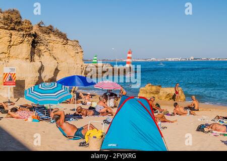 LAGOS, PORTOGALLO - 7 OTTOBRE 2017: Gente alla spiaggia di Praia da Batata vicino Lagos, Portogallo. Foto Stock