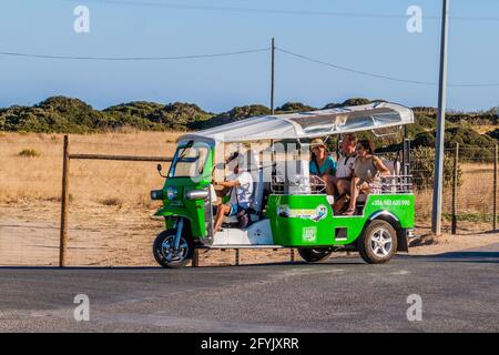 LAGOS, PORTOGALLO - 7 OTTOBRE 2017: Turisti in un tuk tuk vehicle vicino Lagos, Portogallo. Foto Stock