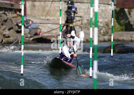 Forerunner KNERLOVA della Repubblica Ceca davanti alla canoa femminile (C1) semifinali durante i Campionati europei di Dora Fiume Baltea maggio Foto Stock