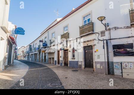 LAGOS, PORTOGALLO - 8 OTTOBRE 2017: Vista di una strada nel centro storico di Lagos, Portogallo. Foto Stock