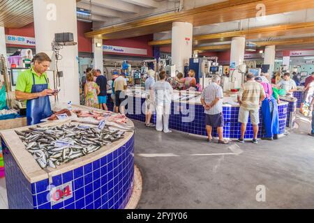 LAGOS, PORTOGALLO - 6 OTTOBRE 2017: Bancarelle di pesce nel mercato Municipale di Mercado a Lagos, Portogallo. Foto Stock