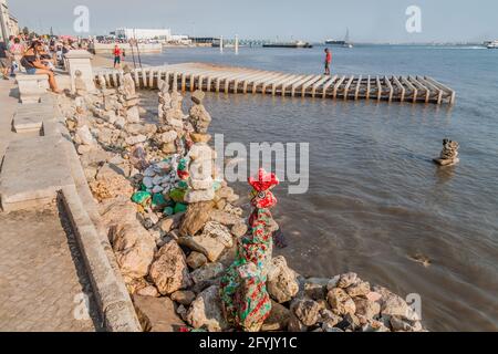 LISBONA, PORTOGALLO - 8 OTTOBRE 2017: Costa del fiume Tejo a Lisbona, Portogallo Foto Stock