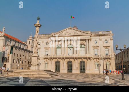 LISBONA, PORTOGALLO - 8 OTTOBRE 2017: Piazza Municipale di Praca do Municipio e il Municipio di Lisbona, Portogallo Foto Stock