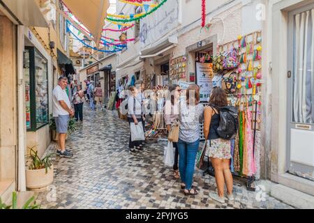 SINTRA, PORTOGALLO - 9 OTTOBRE 2017: Turisti in una strada stretta a Sintra, Portogallo Foto Stock