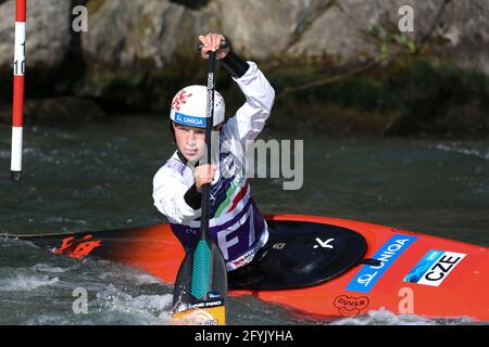 Forerunner KNERLOVA della Repubblica Ceca davanti alla canoa femminile (C1) semifinali durante i Campionati europei di Dora Fiume Baltea maggio Foto Stock