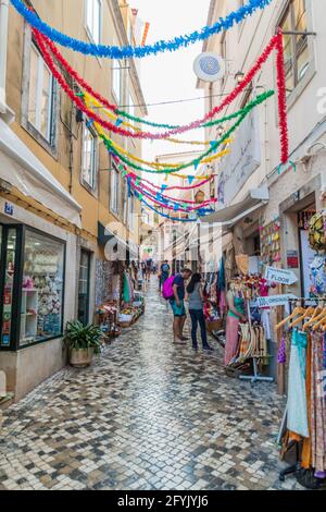 SINTRA, PORTOGALLO - 9 OTTOBRE 2017: Turisti in una strada stretta a Sintra, Portogallo Foto Stock