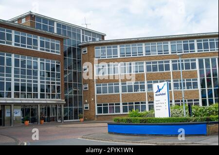 Slough, Berkshire, Regno Unito. 28 maggio 2021. La sede centrale per Akzo Nobel dall'altra parte della strada in Petersfield Avenue. L'ex fabbrica ICI Paints Division a Wexham Road, Slough è stata demolita. Slough Borough Council ha accettato di delineare il permesso di pianificazione per 1,000 nuove case e unità industriali sul sito. Il sito è stato acquistato da Panattoni dalla società olandese Akzo Nobel, che ha acquisito la principale azienda manifatturiera britannica ICI Paints Division nel 2008, nota per il marchio Dulux. Credito: Maureen McLean/Alamy Foto Stock