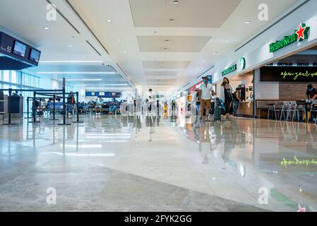 Aeroporto internazionale con molte persone che scorrono verso l'aeroporto Foto Stock