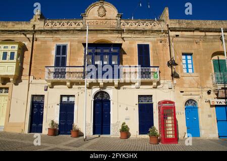 MARSAXLOKK, MALTA - 03 JAN, 2020: Classica scatola telefonica rossa britannica nel tradizionale villaggio di pescatori di Marsaxlokk Foto Stock