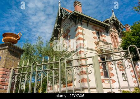 Arcachon, Francia, Scenes, la vecchia architettura della Ville d'Hiver, il quartiere storico, Hotel turistico nella Vecchia Mansion, edificio anteriore, Hotel le Dauphin, Fence anteriore, ingresso Foto Stock