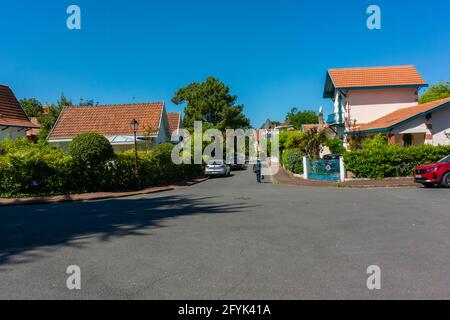 Arcachon, Francia, Scene di strada, la città d'Hiver vecchia architettura, quartiere storico, Case private, Donna a piedi Foto Stock