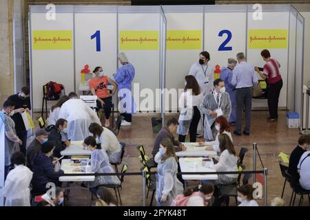 Bucarest, Romania - 28 maggio 2021: Le persone ottengono vaccino anti Covid-19 monouso Johnson e Johnson durante una maratona di vaccinazione. Foto Stock