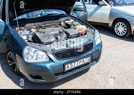 Samara, Russia - 15 maggio 2021: Motore di automobile sintonizzato del veicolo di Lada, sotto il cofano di un veicolo Foto Stock