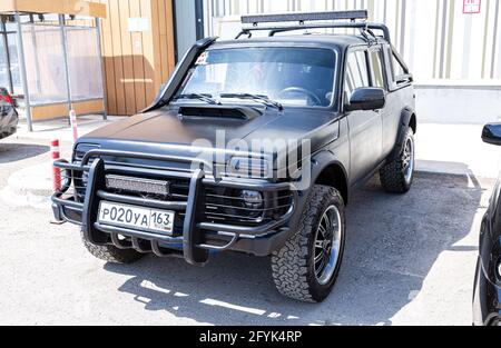 Samara, Russia - 15 maggio 2021: Veicolo Lada 2329 ottimizzato con pneumatici per tutti i terreni. Veicolo fuoristrada 4x4 con sintonizzazione nera Foto Stock