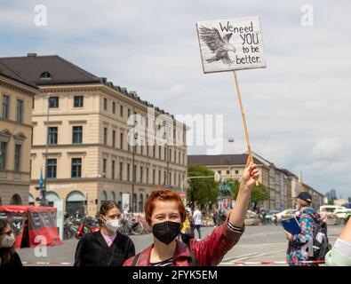 Demonstantin hält ein Swild mit der Aufschrift: ' abbiamo bisogno di essere meglio. " um die 80 Menschen versammelten sich am 28. Maggio 2021 a München, um für Klimagerechtigkeit zu demonstrieren. * il protestante tiene la lettura del segno: 'Abbiamo bisogno che siate migliori. Il 28 maggio 2021 circa 80 persone si sono unite a una manifestazione per la giustizia climatica a Monaco, in Germania. (Foto di Alexander Pohl/Sipa USA) Credit: Sipa USA/Alamy Live News Foto Stock