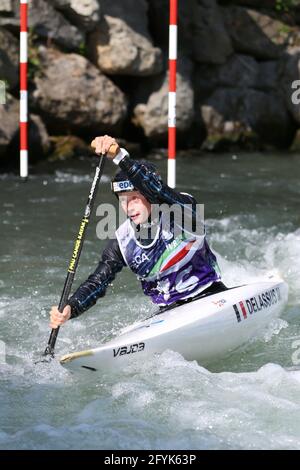 Marjorie DELASSUS di Francia compete nella canoa femminile (C1) Semifinali durante i Campionati europei di Canoe Slalom dell'ECA Fiume Dora Baltea Foto Stock