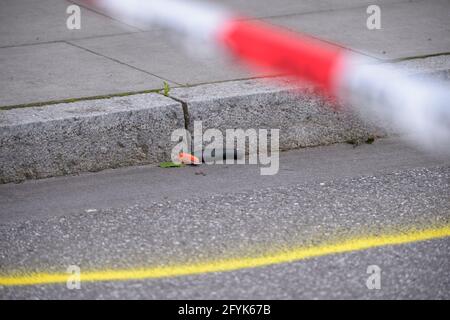 Amburgo, Germania. 28 maggio 2021. Un coltello apparentemente danneggiato si trova in un tracciafile sulla scena del crimine cordonato. Un uomo è stato ucciso da ufficiali durante un'operazione di polizia ad Amburgo-Winterhude venerdì. L'uomo sconosciuto aveva precedentemente fermato le auto, le aveva danneggiate e minacciato i conducenti con un coltello, ha detto una portavoce della polizia. Credit: Jonas Walzberg/dpa/Alamy Live News Foto Stock