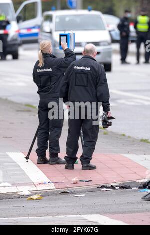 Amburgo, Germania. 28 maggio 2021. I tecnici forensi lavorano con uno scanner 3D nella scena del crimine cordonato. Un uomo è stato ucciso da ufficiali durante un'operazione di polizia ad Amburgo-Winterhude venerdì. L'uomo sconosciuto aveva precedentemente fermato le auto, le aveva danneggiate e minacciato i conducenti con un coltello, ha detto una portavoce della polizia. Credit: Jonas Walzberg/dpa/Alamy Live News Foto Stock