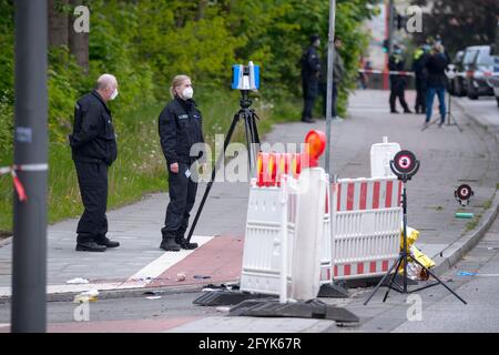 Amburgo, Germania. 28 maggio 2021. I tecnici forensi lavorano con uno scanner 3D nella scena del crimine cordonato. Un uomo è stato ucciso da ufficiali durante un'operazione di polizia ad Amburgo-Winterhude venerdì. L'uomo sconosciuto aveva precedentemente fermato le auto, le aveva danneggiate e minacciato i conducenti con un coltello, ha detto una portavoce della polizia. Credit: Jonas Walzberg/dpa/Alamy Live News Foto Stock