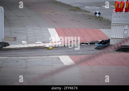 Amburgo, Germania. 28 maggio 2021. Gli utensili dei paramedici si trovano sulla scena cordonata. Un uomo è stato ucciso da ufficiali durante un'operazione di polizia ad Amburgo-Winterhude venerdì. L'uomo sconosciuto aveva precedentemente fermato le auto, le aveva danneggiate e minacciato i conducenti con un coltello, ha detto una portavoce della polizia. Credit: Jonas Walzberg/dpa/Alamy Live News Foto Stock