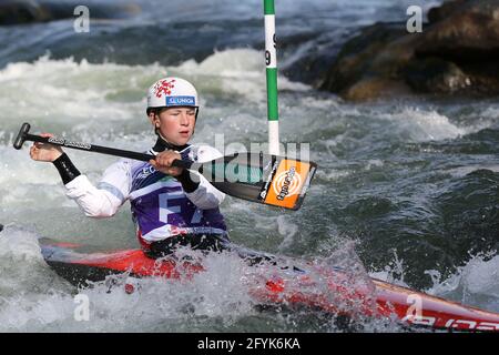 Forerunner KNERLOVA della Repubblica Ceca davanti alla canoa femminile (C1) semifinali durante i Campionati europei di Dora Fiume Baltea maggio Foto Stock