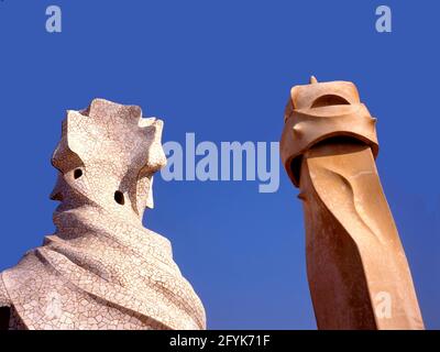 BARCELLONA, SPAGNA - 19 APRILE 2019: Camini sul tetto di Case Mila - casa progettata da Antoni Gaudi. Questa casa è un sito patrimonio dell'umanità dell'UNESCO Foto Stock