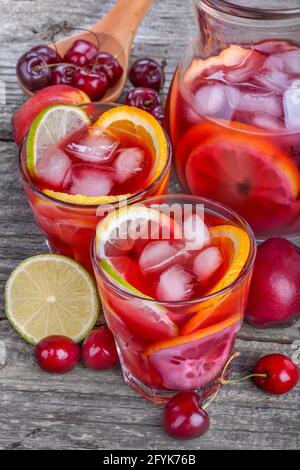 Bevanda estiva ghiacciata con molta frutta, sangria Foto Stock